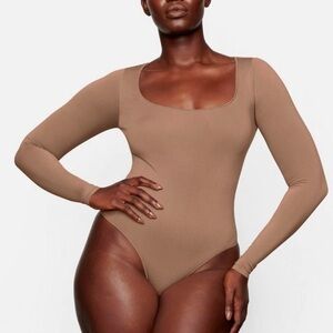 NEW Skims Essential Smoothing Scoop-Neck Thong Bodysuit - Sienna Size 4X/5X